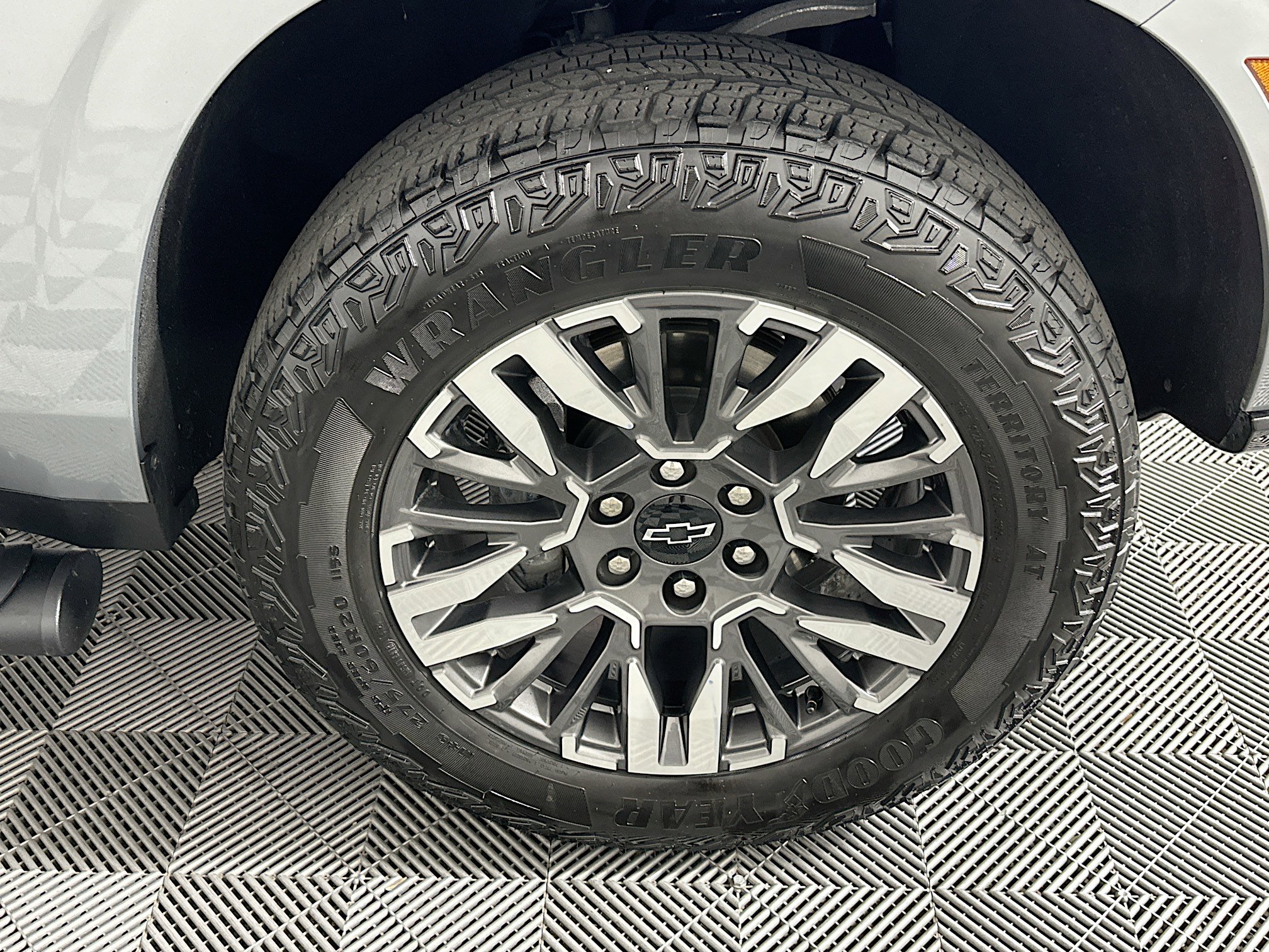 Used 2025 Chevrolet Suburban Z71 image 11