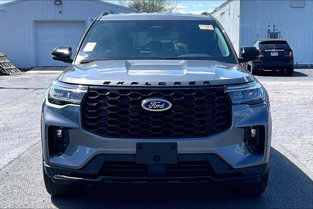 Used 2025 Ford Explorer ST-Line w/ ST-Line Street Pack AWD/4WD image 7