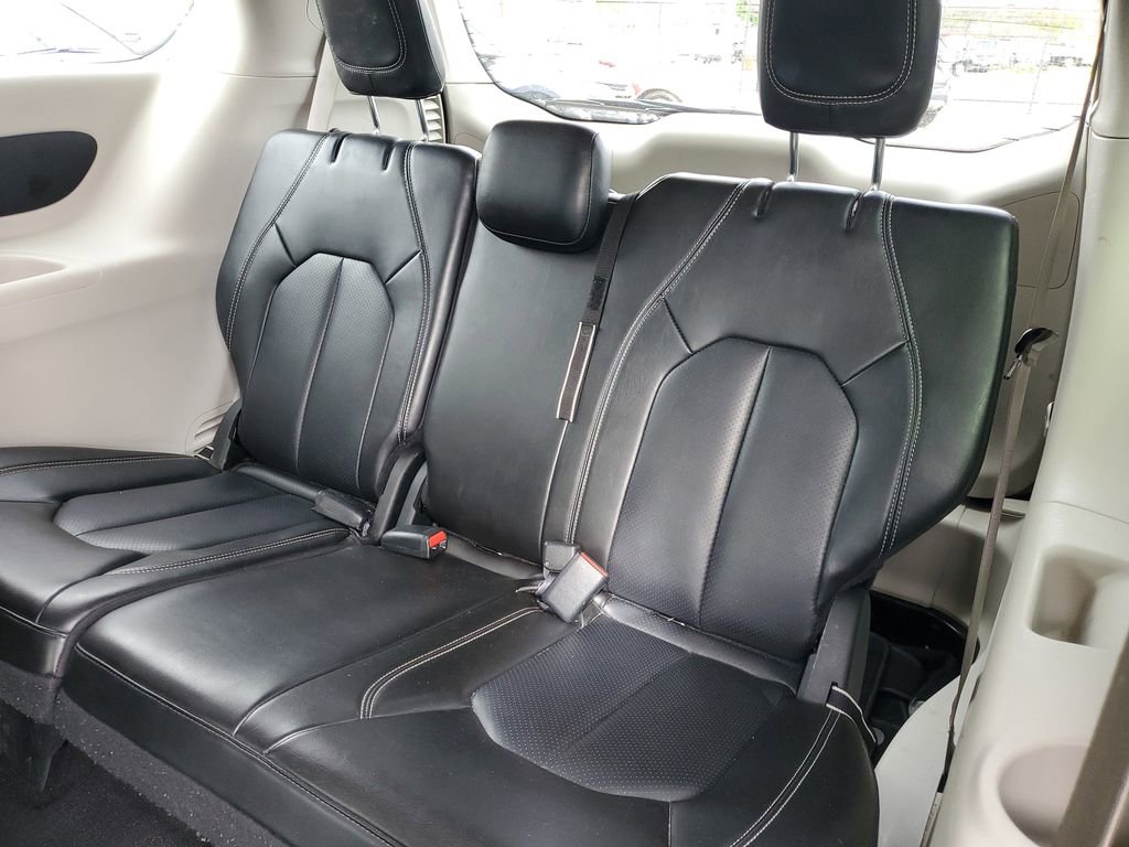 Used 2023 Chrysler Pacifica Touring-L FWD image 9
