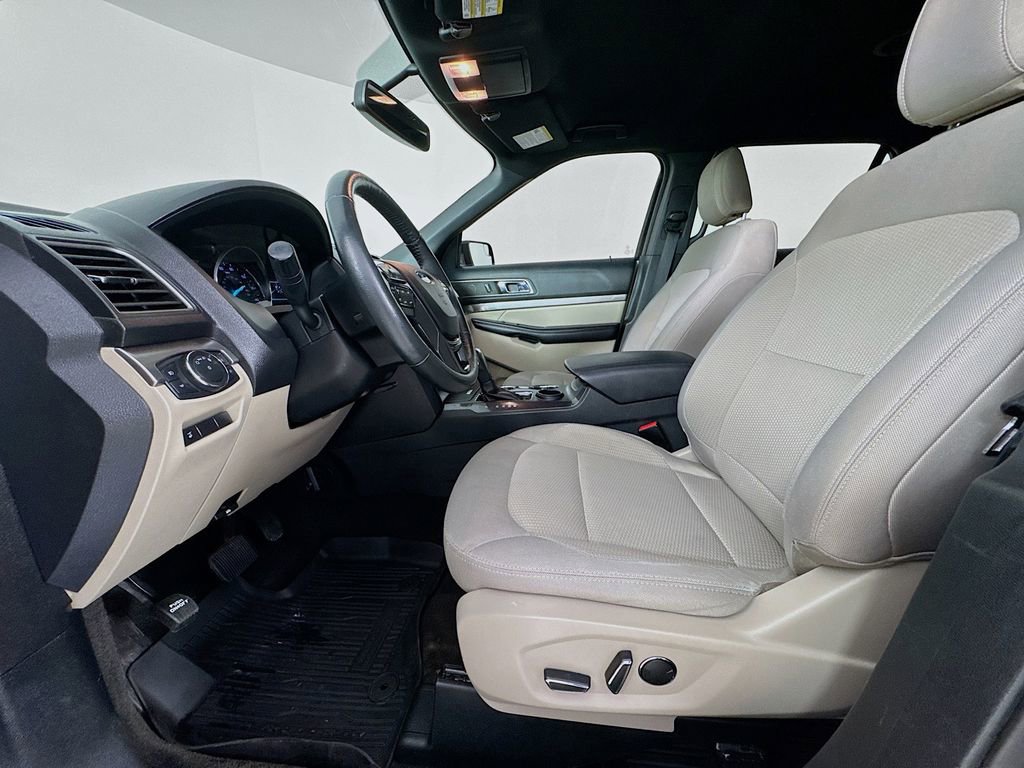 Used 2018 Ford Explorer XLT w/ Equipment Group 201A FWD image 24