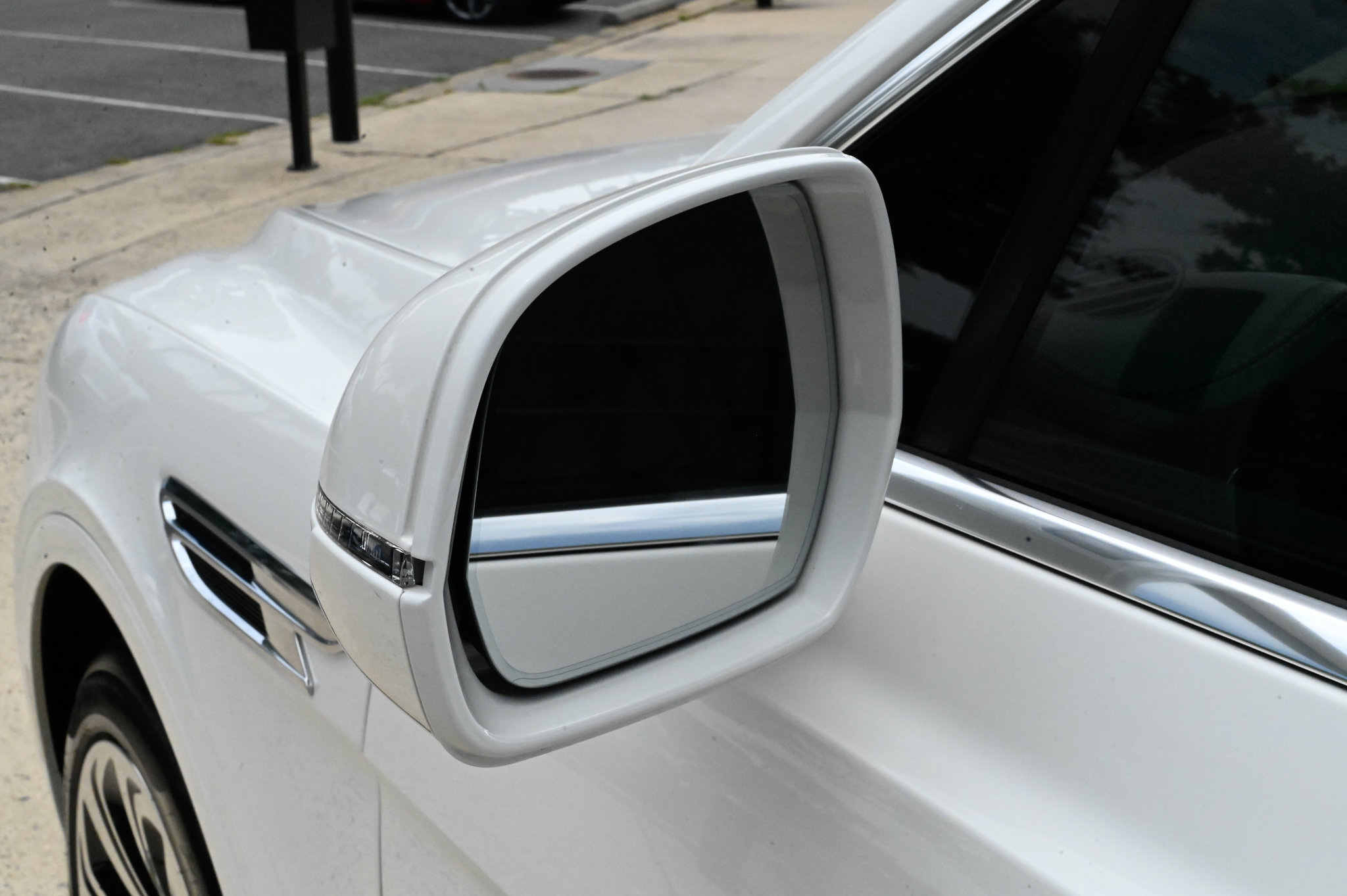 Used 2023 Bentley Bentayga AWD/4WD image 14