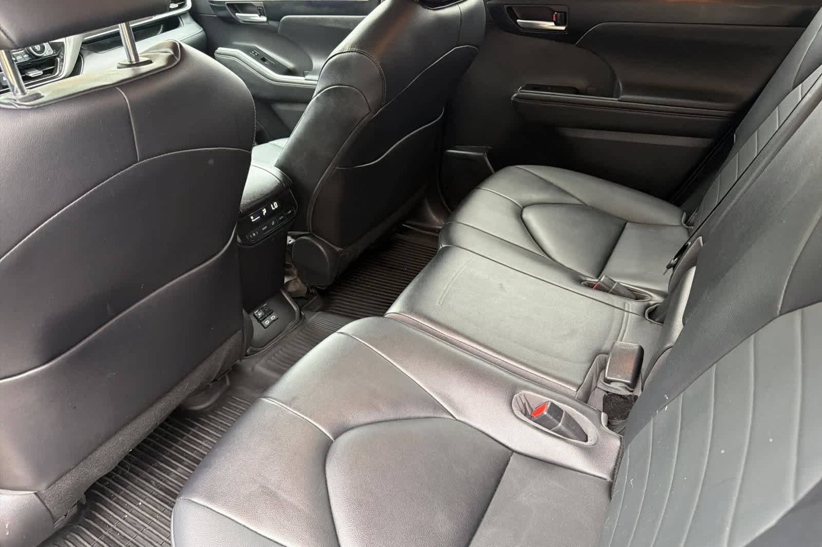Used 2023 Toyota Highlander XLE AWD/4WD image 4