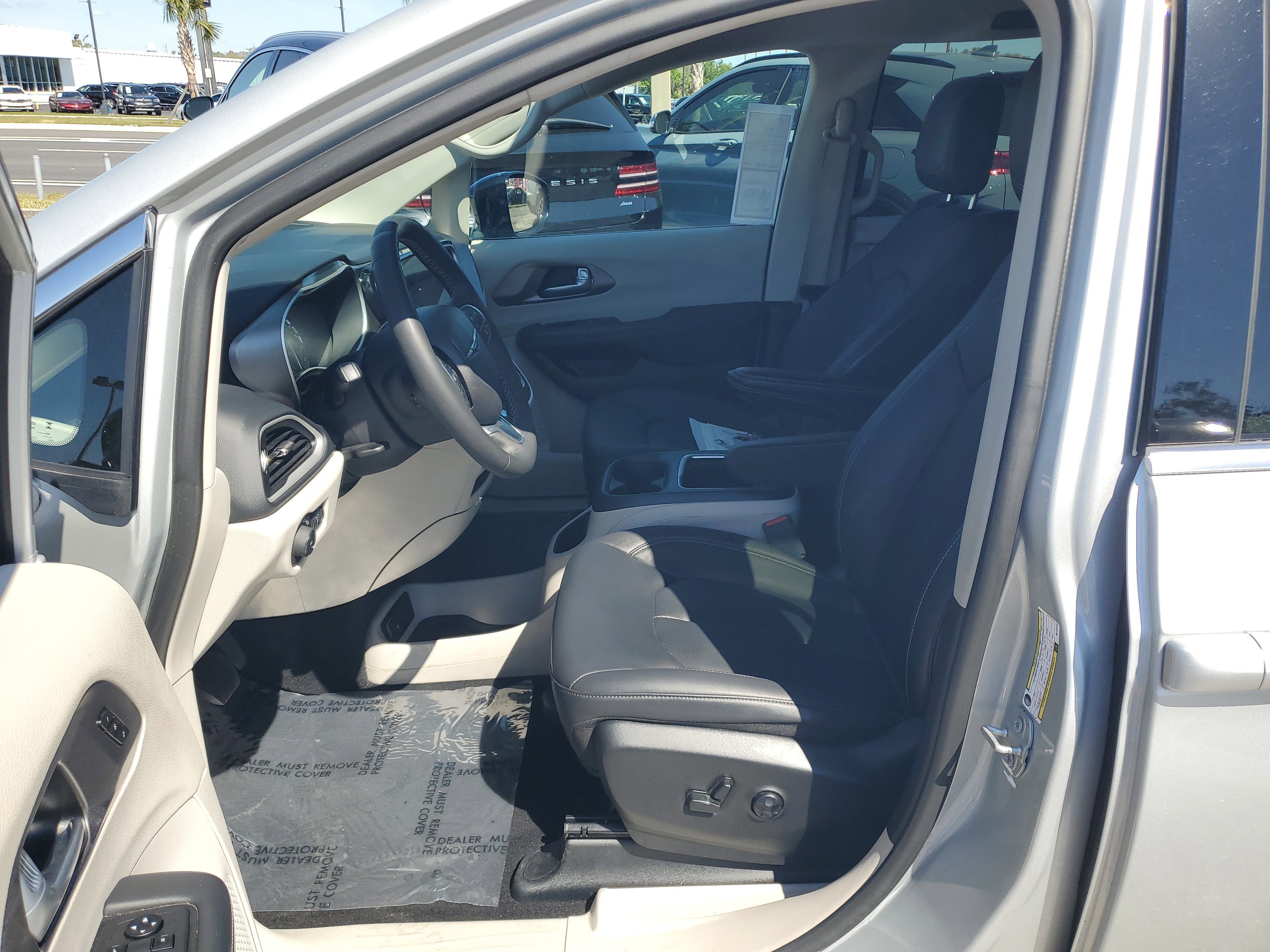 Used 2024 Chrysler Pacifica Touring-L FWD image 13