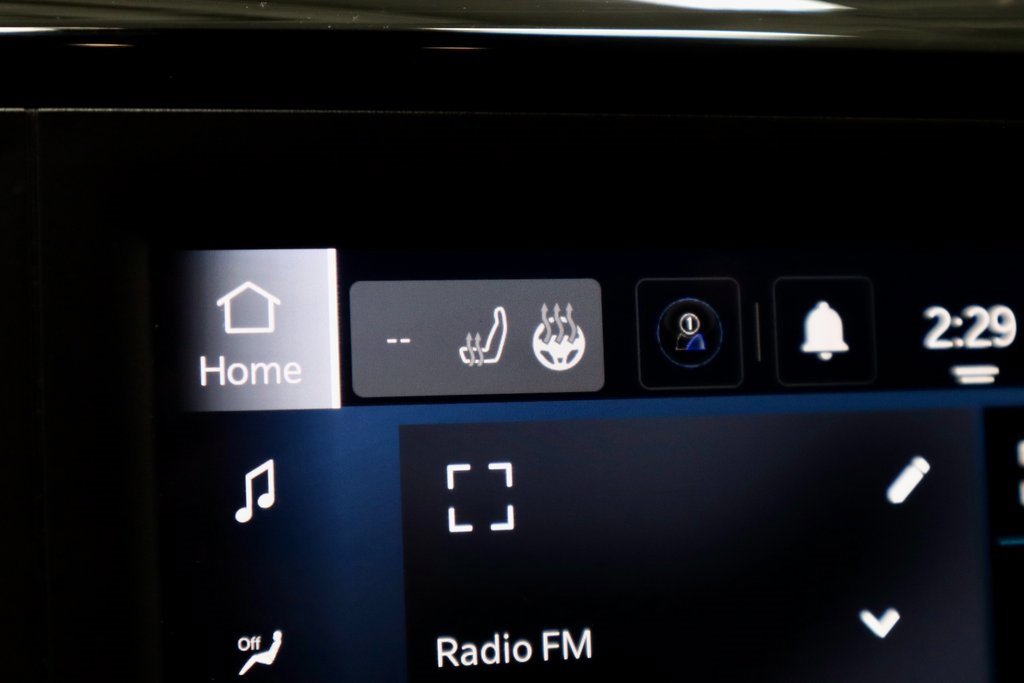 Used 2023 Chrysler Voyager LX image 5