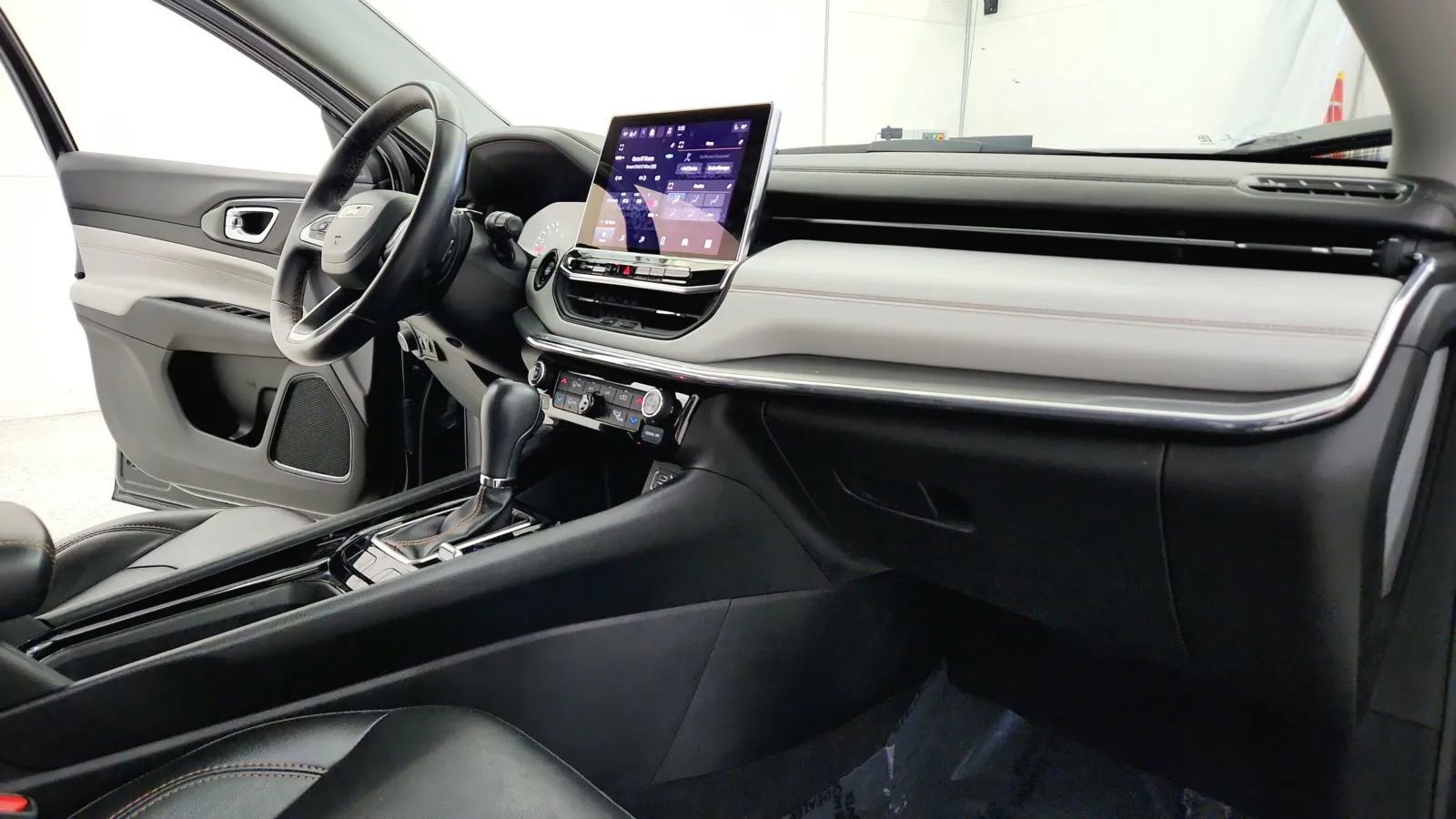 Used 2022 Jeep Compass Limited image 36