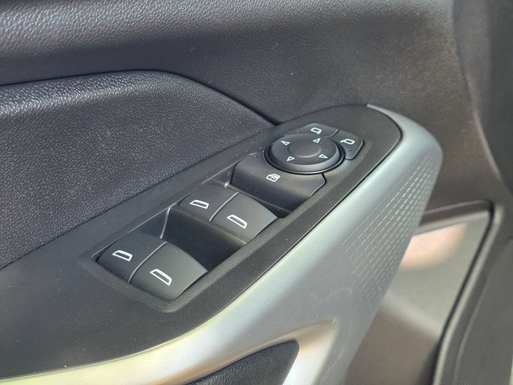 Used 2025 Chevrolet Trax RS w/ Sunroof Package FWD image 15
