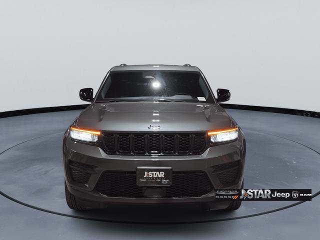 Used 2023 Jeep Grand Cherokee Altitude image 2