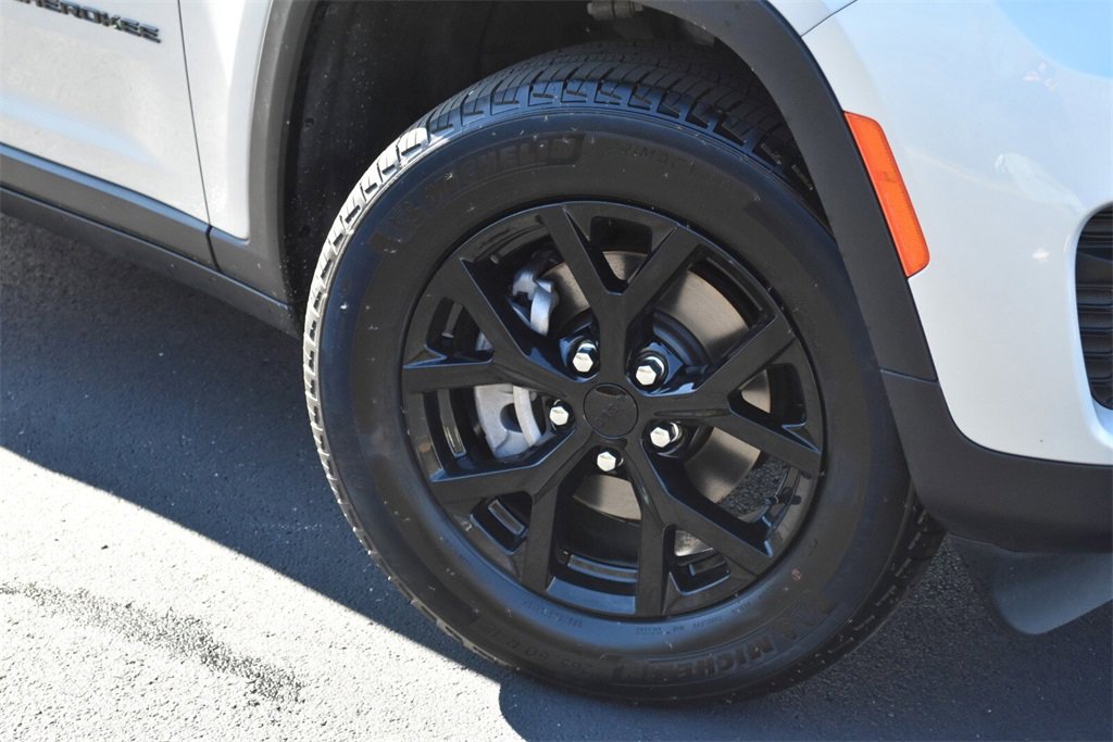 Used 2024 Jeep Grand Cherokee Altitude image 3