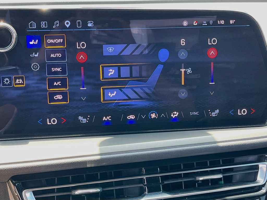 Used 2025 Chevrolet Traverse LT FWD image 25