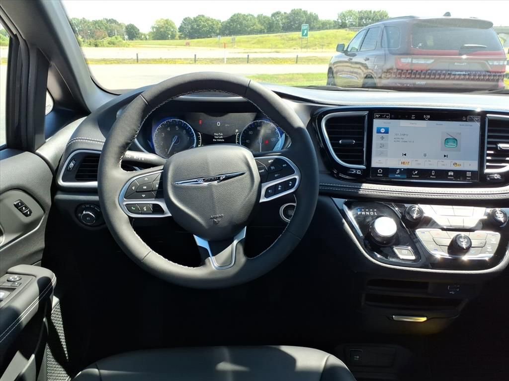 New 2026 Chrysler Pacifica Select image 9