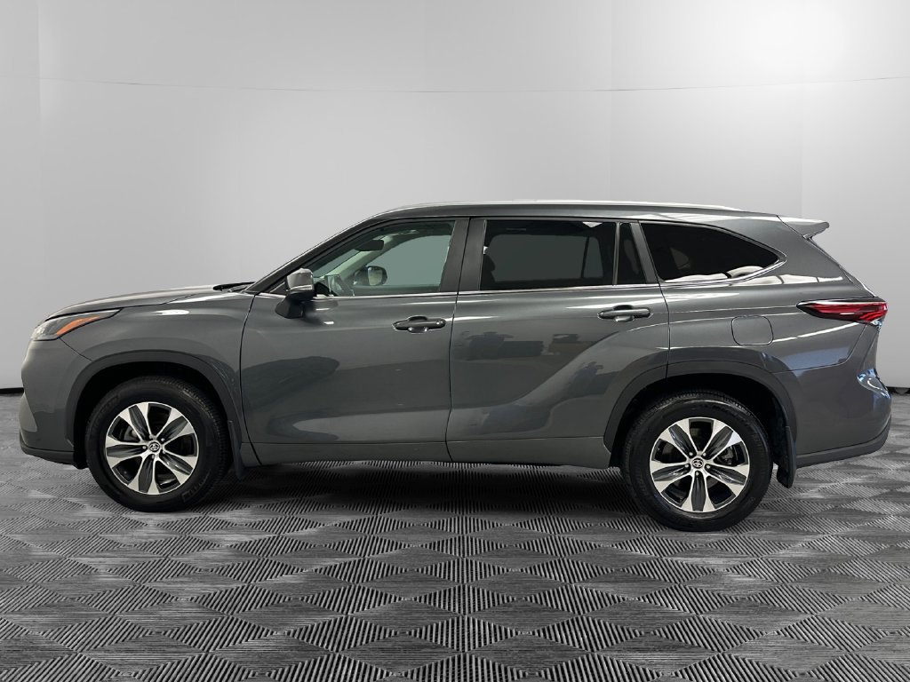 Used 2025 Toyota Highlander XLE AWD/4WD image 2