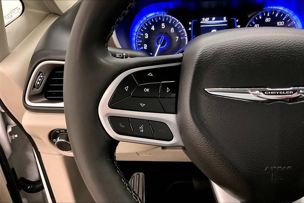 Used 2023 Chrysler Voyager LX image 11