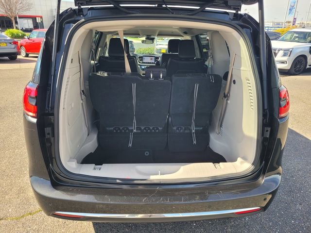 Used 2023 Chrysler Pacifica Touring-L image 11