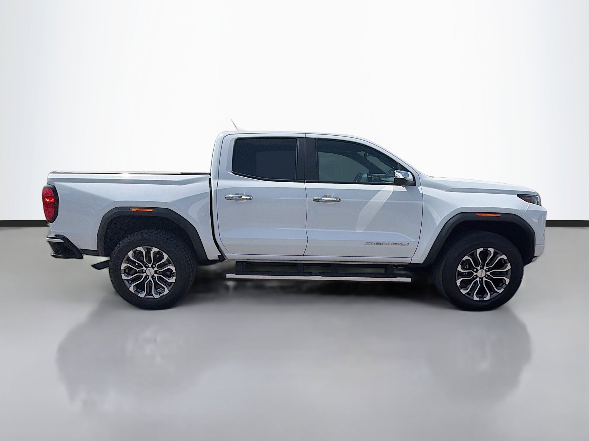 Used 2023 GMC Canyon Denali image 3