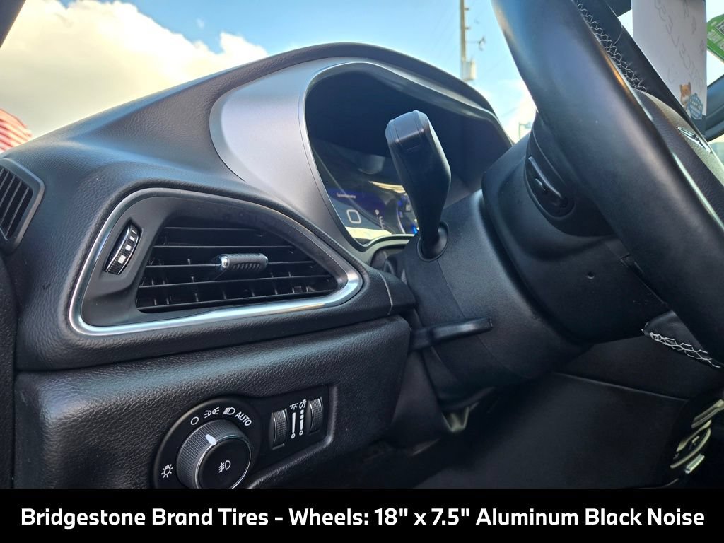Used 2019 Chrysler Pacifica Touring-L Plus w/ Advanced Safetytec Group FWD image 25