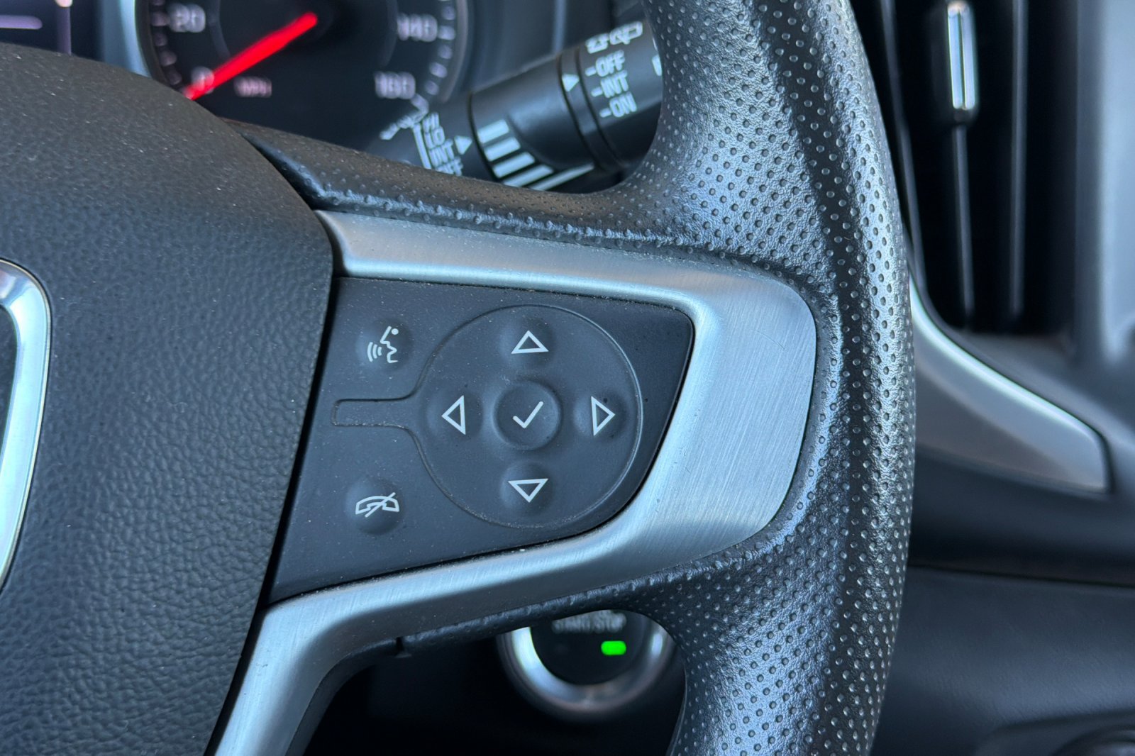 Used 2024 GMC Terrain SLE FWD image 31