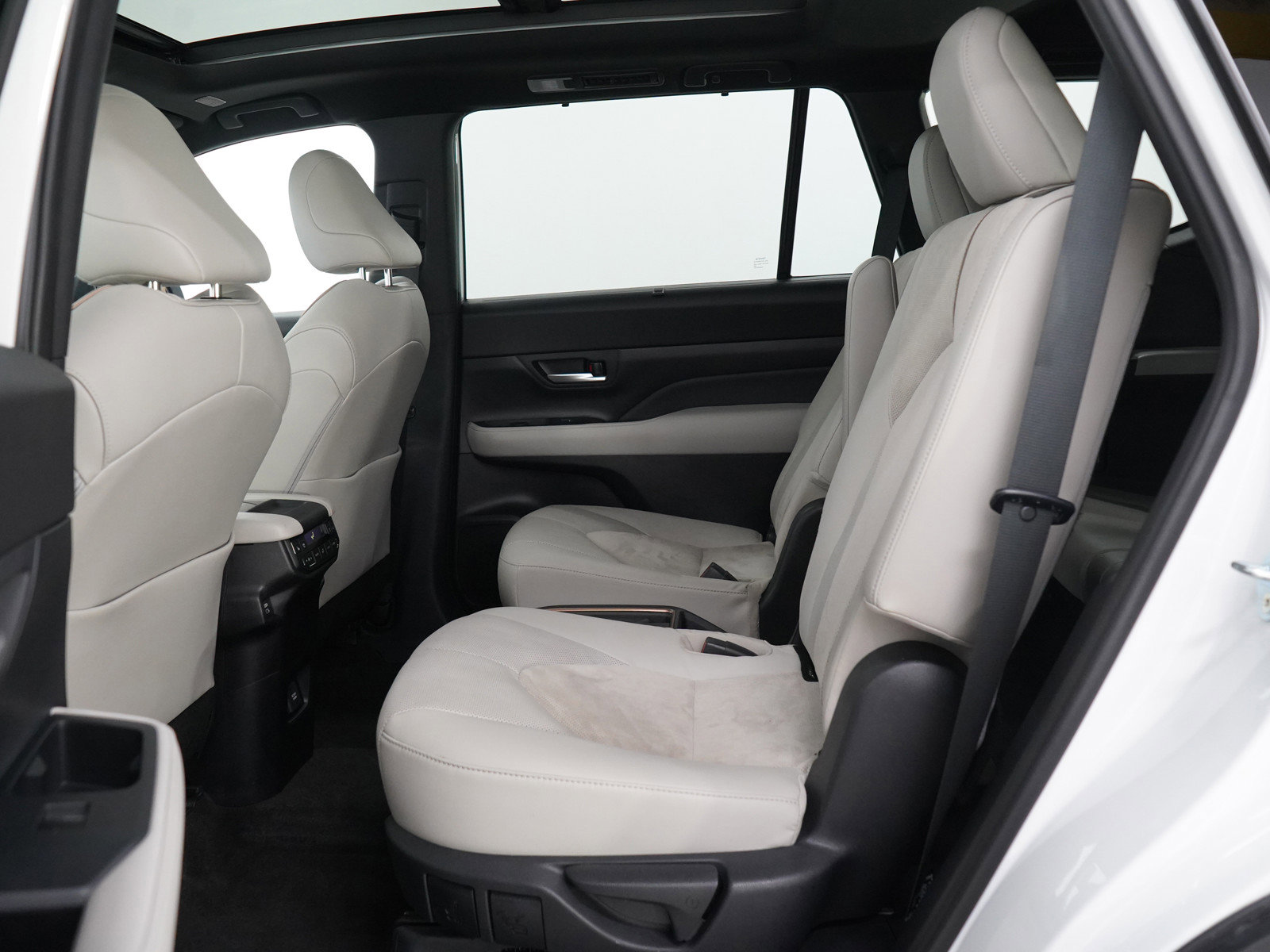 Used 2024 Toyota Grand Highlander AWD Hybrid image 17