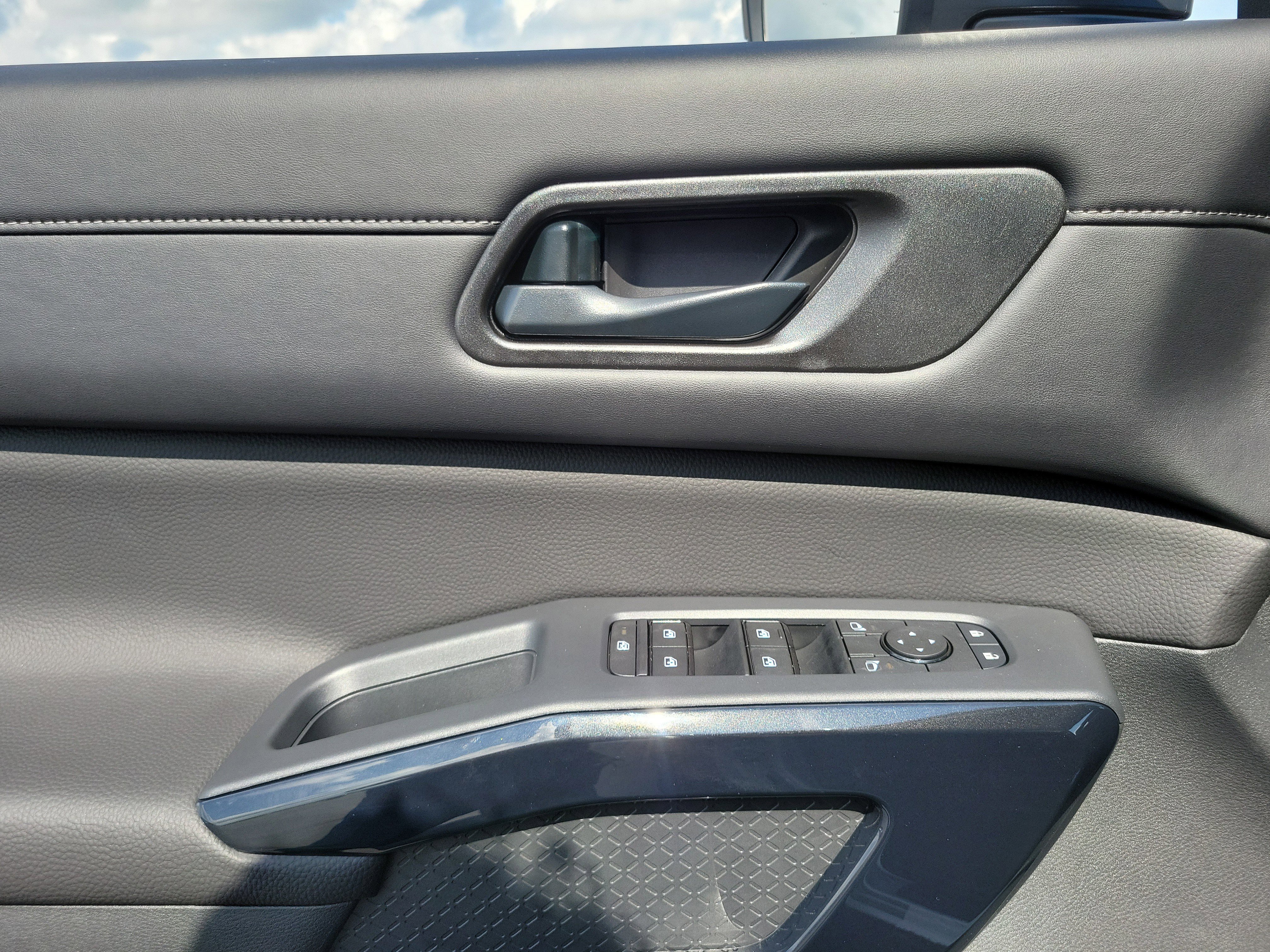 Used 2025 Nissan Pathfinder SV image 17