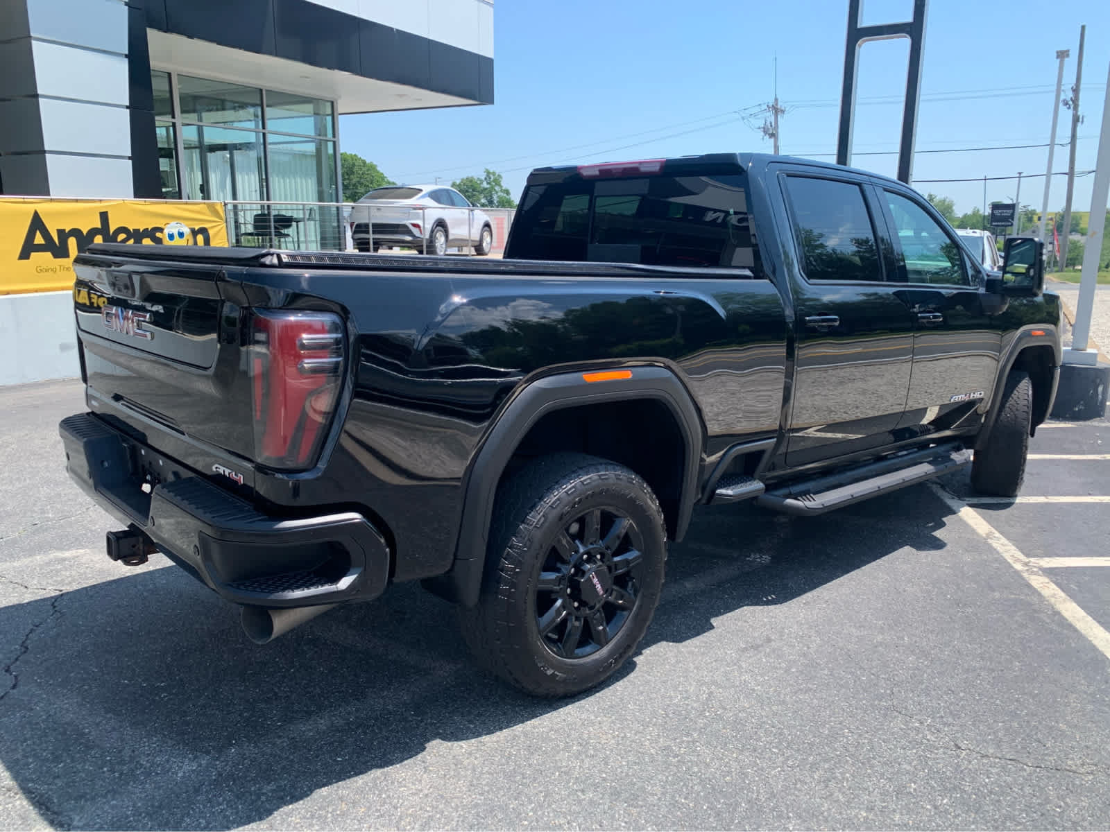 Used 2024 GMC Sierra 2500 AT4 w/ AT4 Preferred Package AWD/4WD image 7