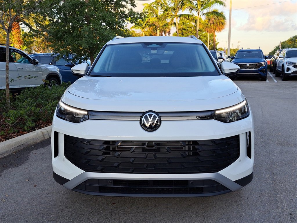 Certified 2025 Volkswagen Tiguan SE image 2