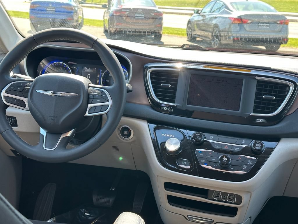 Used 2023 Chrysler Voyager LX FWD image 10