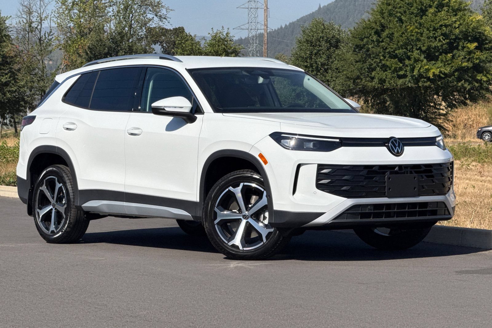 New 2026 Volkswagen Tiguan SE AWD/4WD image 1
