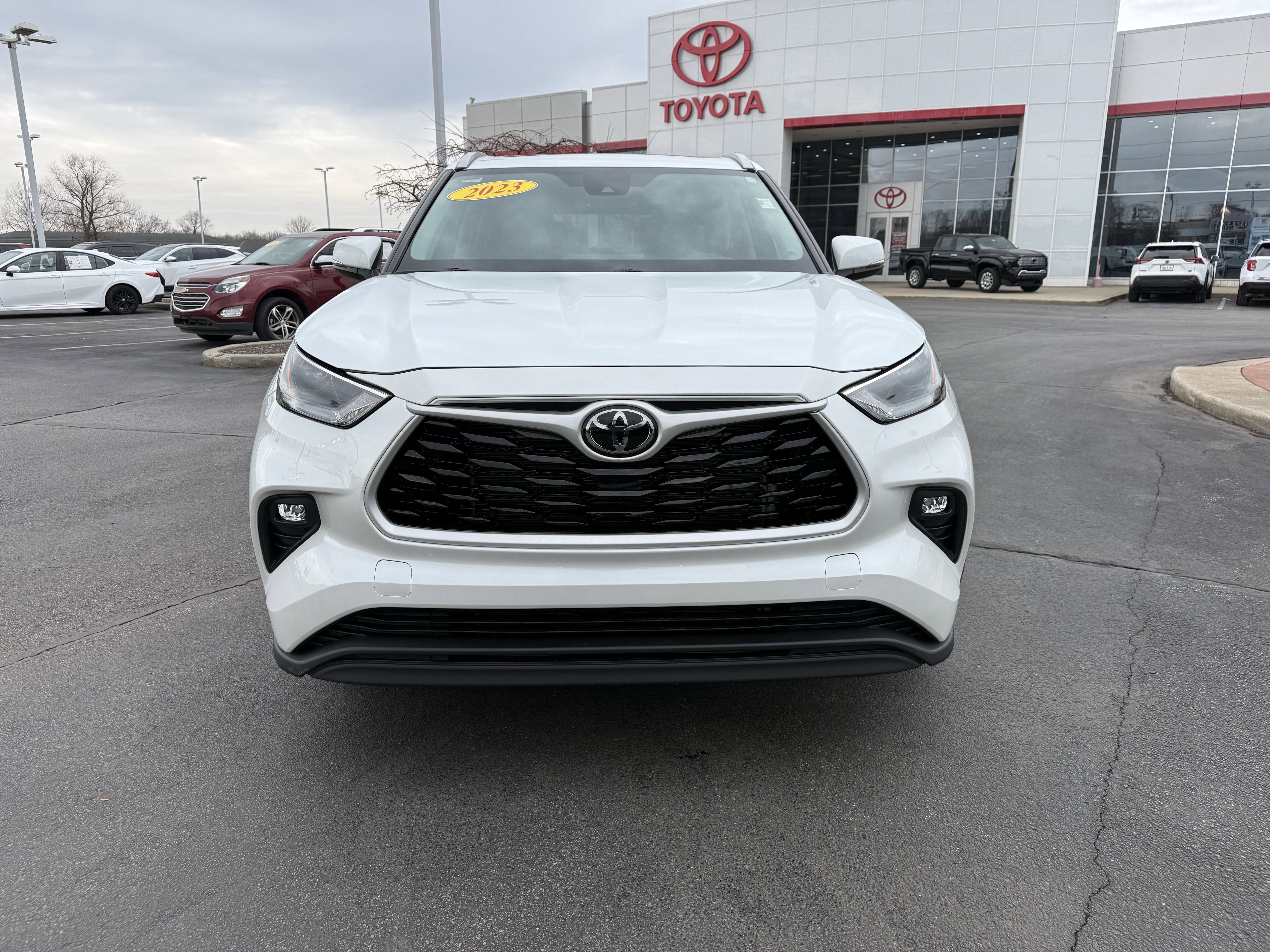 Used 2023 Toyota Highlander XLE image 2