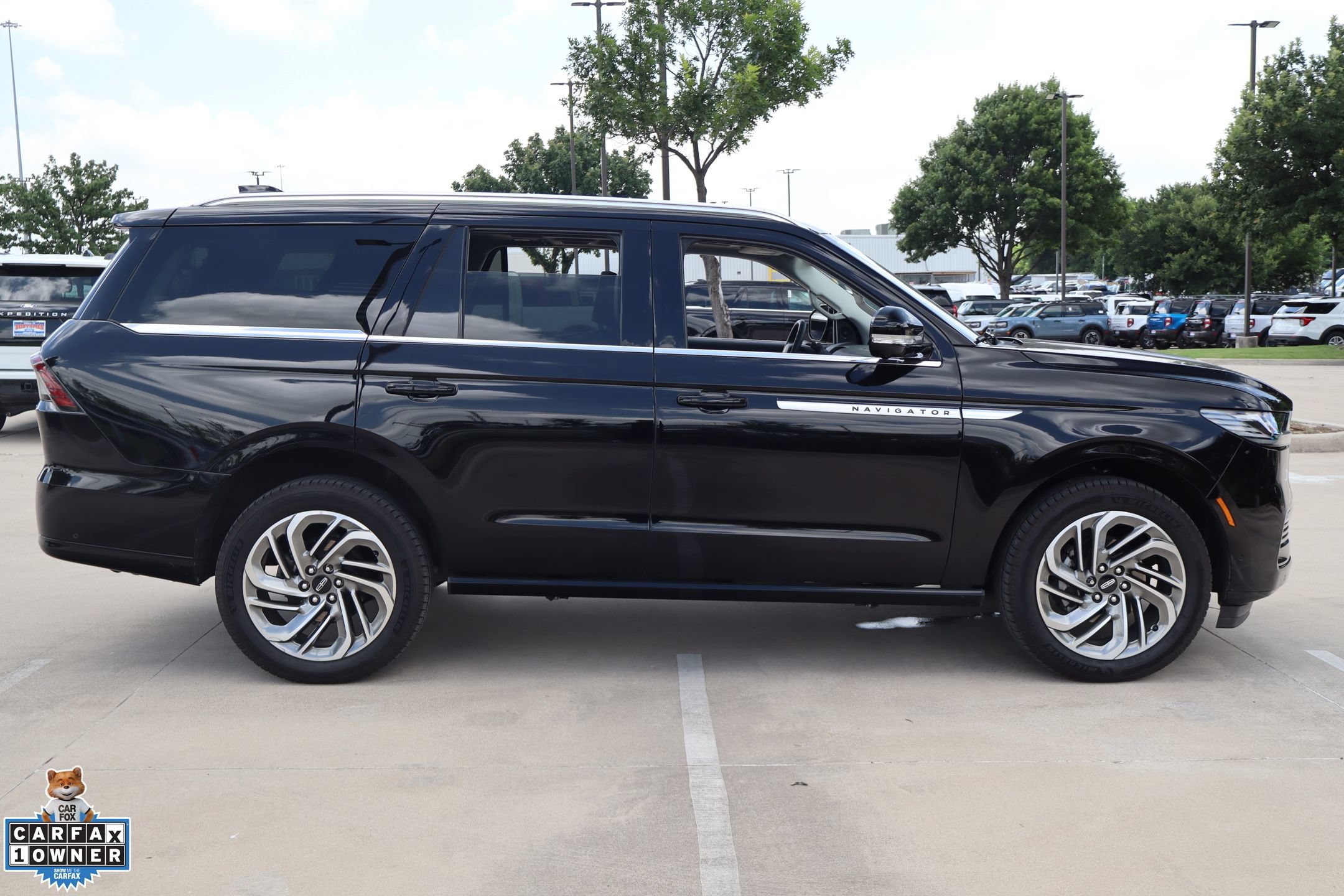Used 2025 Lincoln Navigator Reserve AWD/4WD image 2