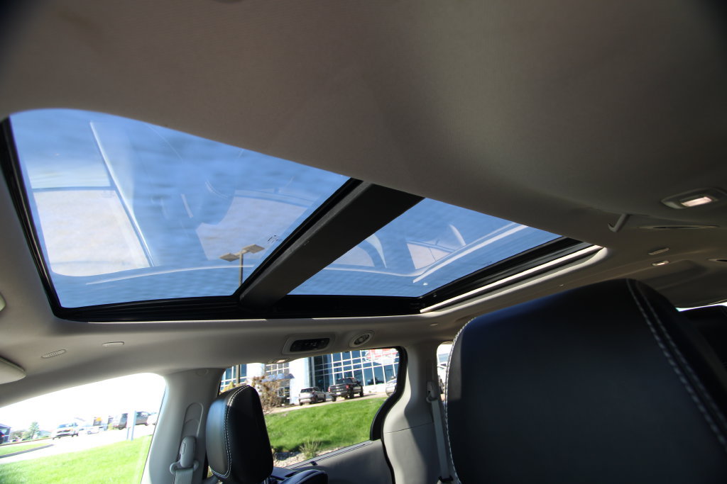 Used 2023 Chrysler Pacifica Limited w/ Uconnect Theater Family Group AWD/4WD image 12