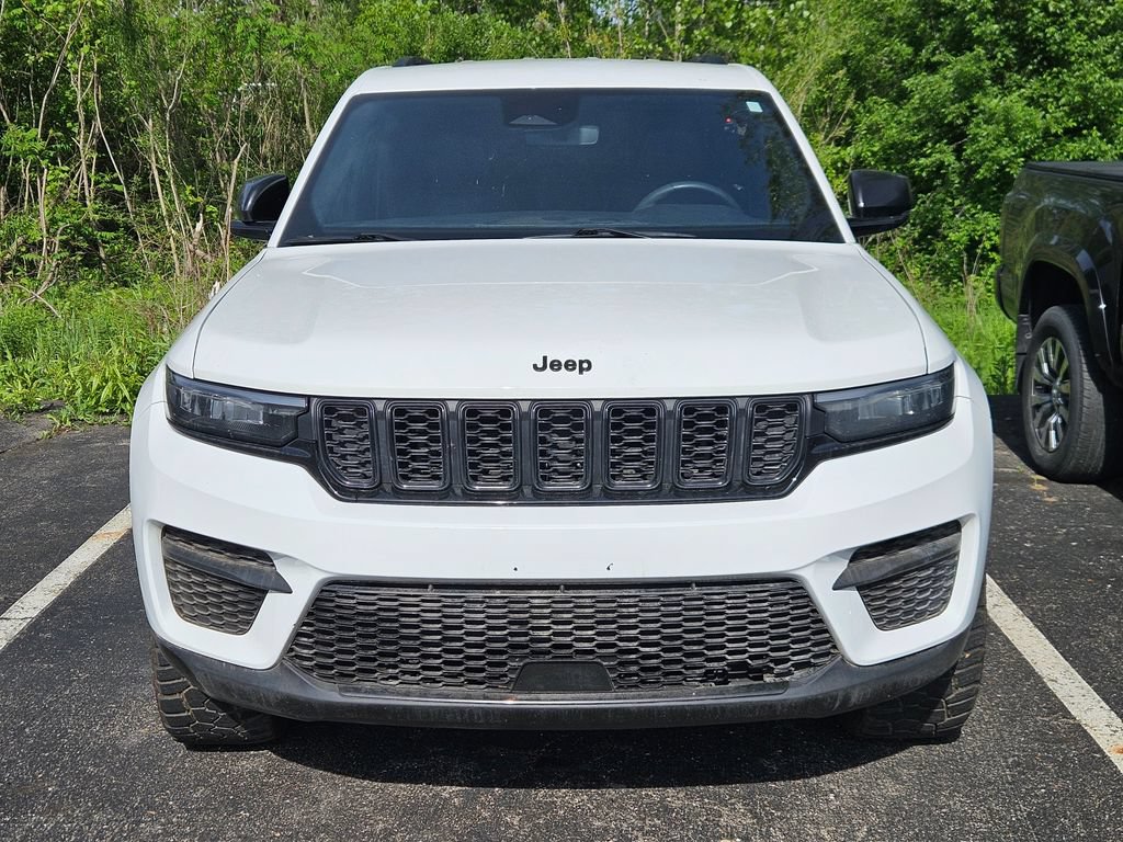 Used 2023 Jeep Grand Cherokee Altitude AWD/4WD image 2