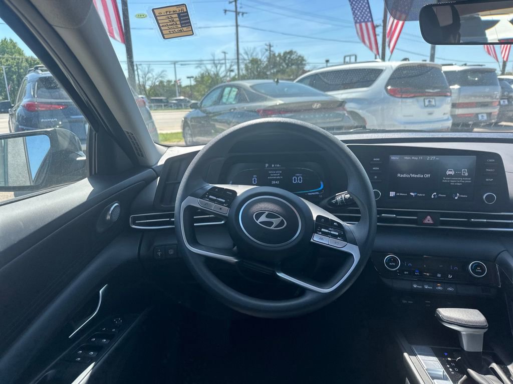 Used 2025 Hyundai Elantra Hybrid FWD image 16