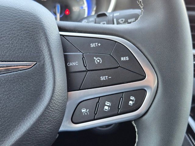 Used 2025 Chrysler Pacifica Select image 22