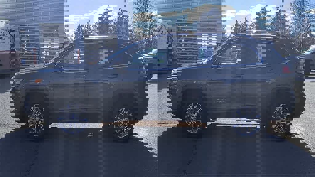 Used 2019 Jeep Cherokee Latitude Plus w/ Comfort/Convenience Group image 5