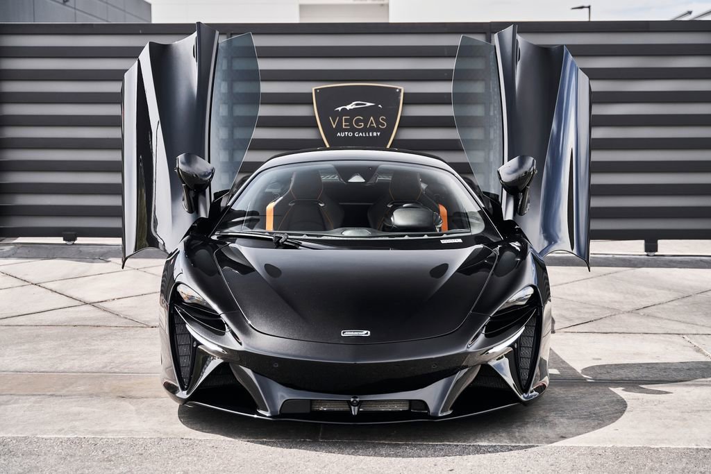 Used 2024 McLaren Artura image 19