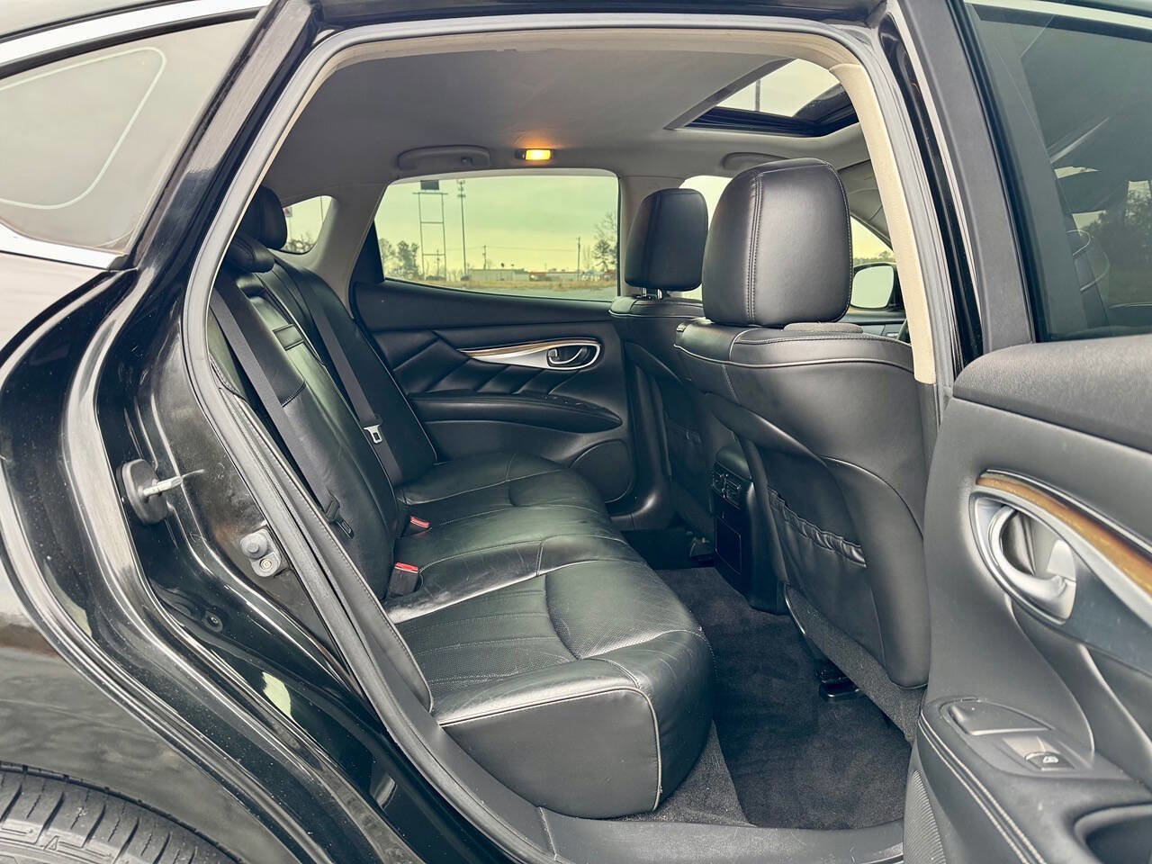 Used 2012 INFINITI M56 x w/ Deluxe Touring Pkg image 22