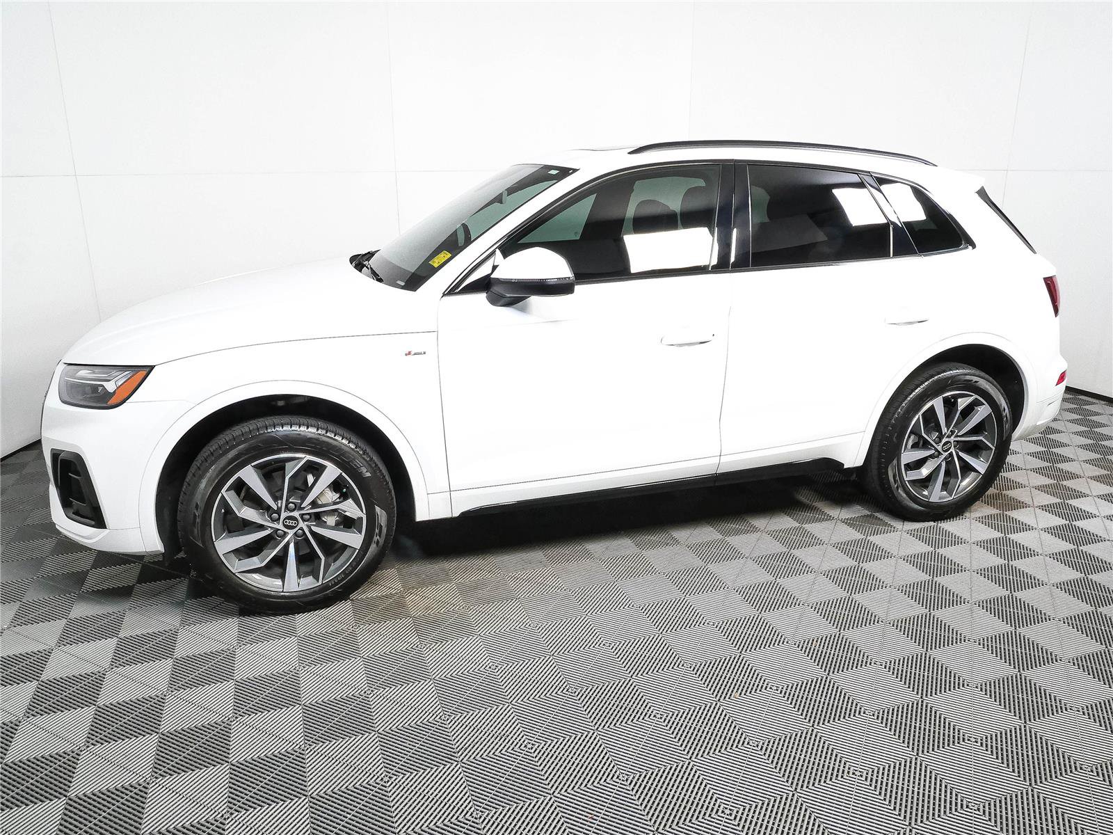 Used 2024 Audi Q5 2.0T Premium w/ Summer of Audi Package AWD/4WD image 29