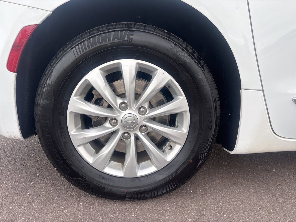 Used 2017 Chrysler Pacifica Touring-L FWD image 32