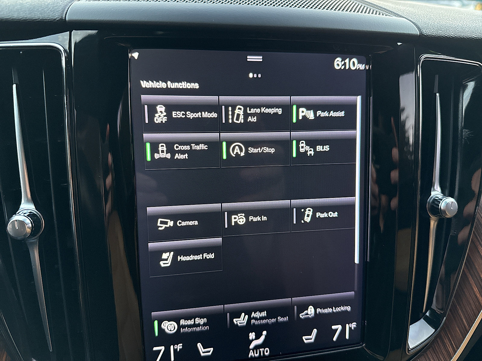Used 2019 Volvo XC60 T5 Momentum w/ Multimedia Package AWD/4WD image 64