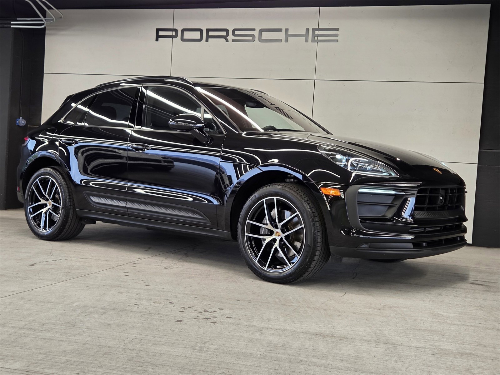 Certified 2025 Porsche Macan image 30