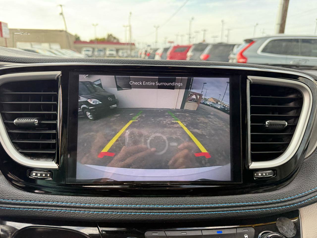 Used 2021 Chrysler Pacifica Touring-L FWD image 21