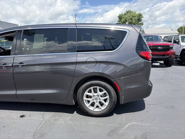 Used 2023 Chrysler Pacifica Touring-L FWD image 7
