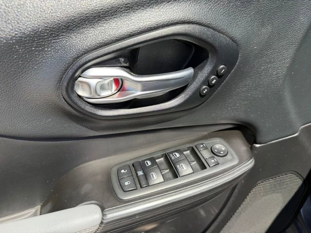 Used 2014 Jeep Cherokee Limited w/ Luxury Group AWD/4WD image 12