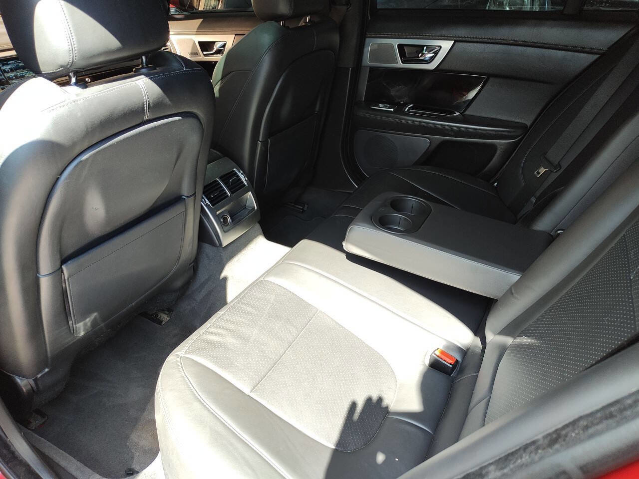 Used 2014 Jaguar XF 3.0 RWD image 38