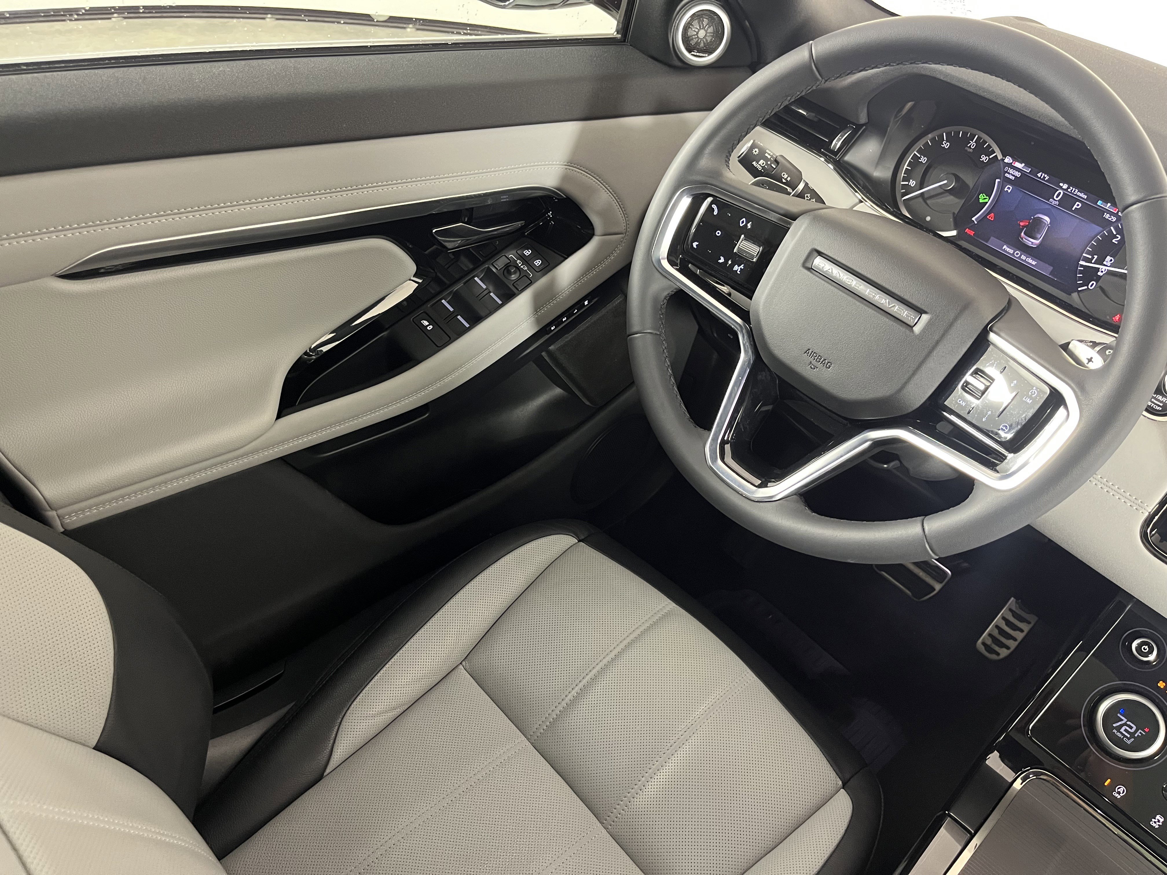 Used 2023 Land Rover Range Rover Evoque R-Dynamic SE image 9