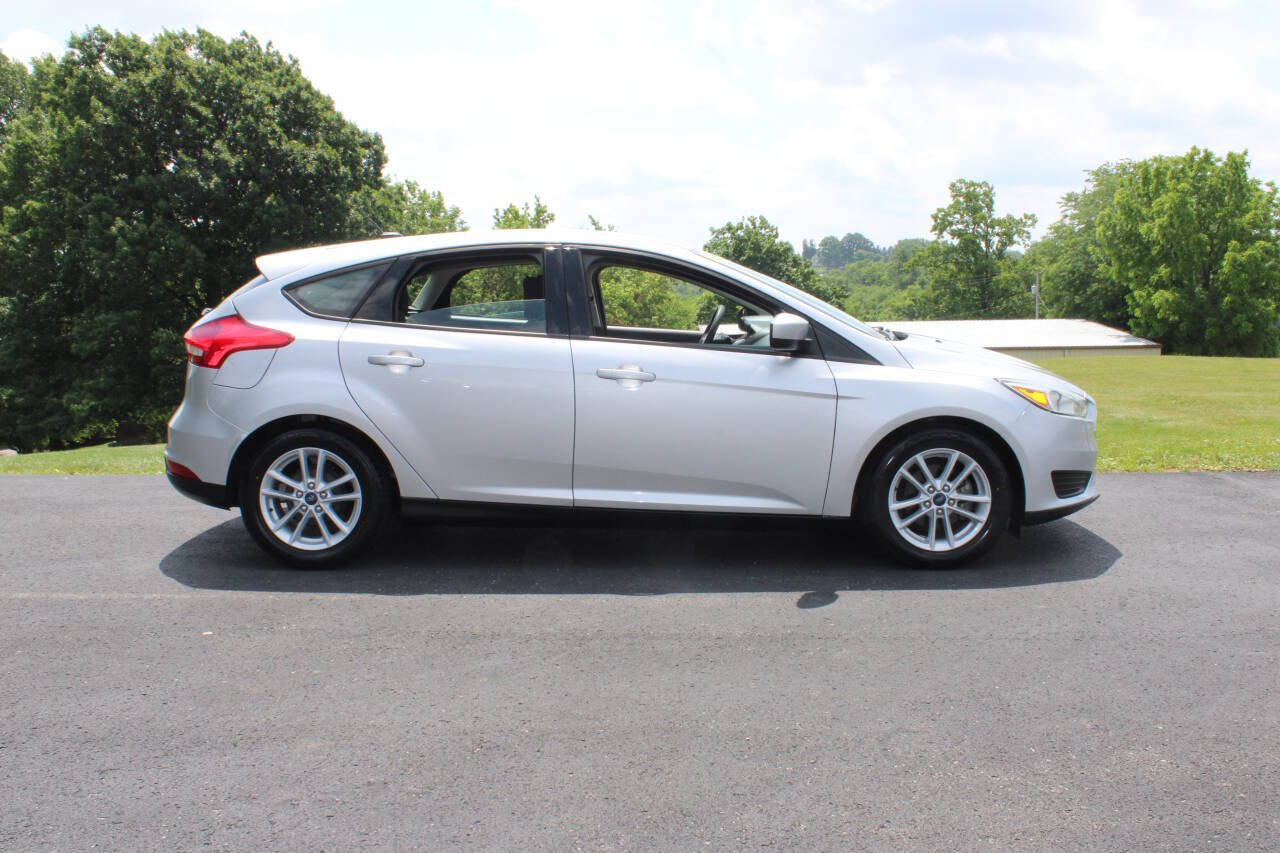 Used 2018 Ford Focus SE FWD image 2