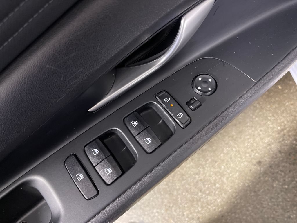 Certified 2025 Hyundai Elantra SEL FWD image 18