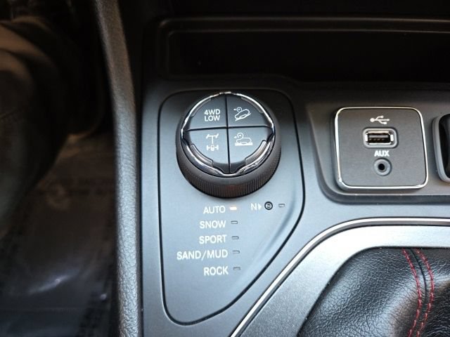 Used 2019 Jeep Cherokee Trailhawk AWD/4WD image 11