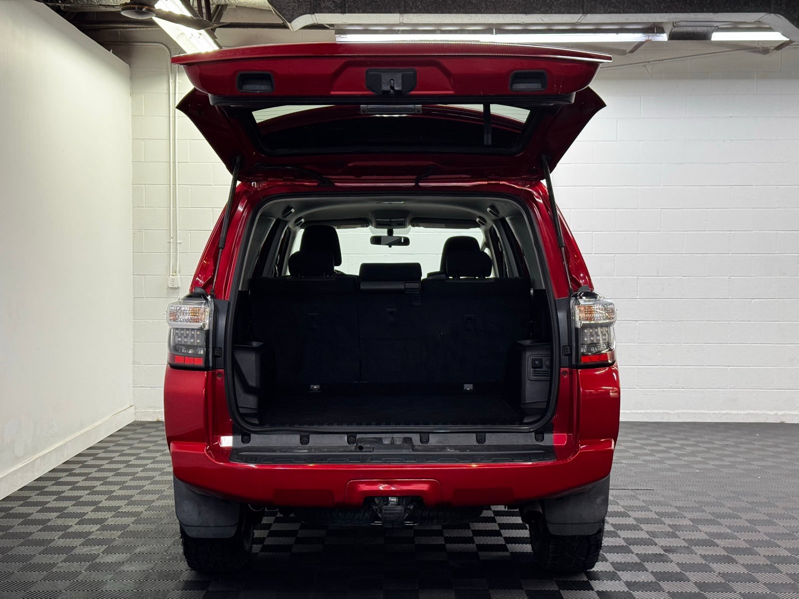 Used 2018 Toyota 4Runner SR5 AWD/4WD image 35