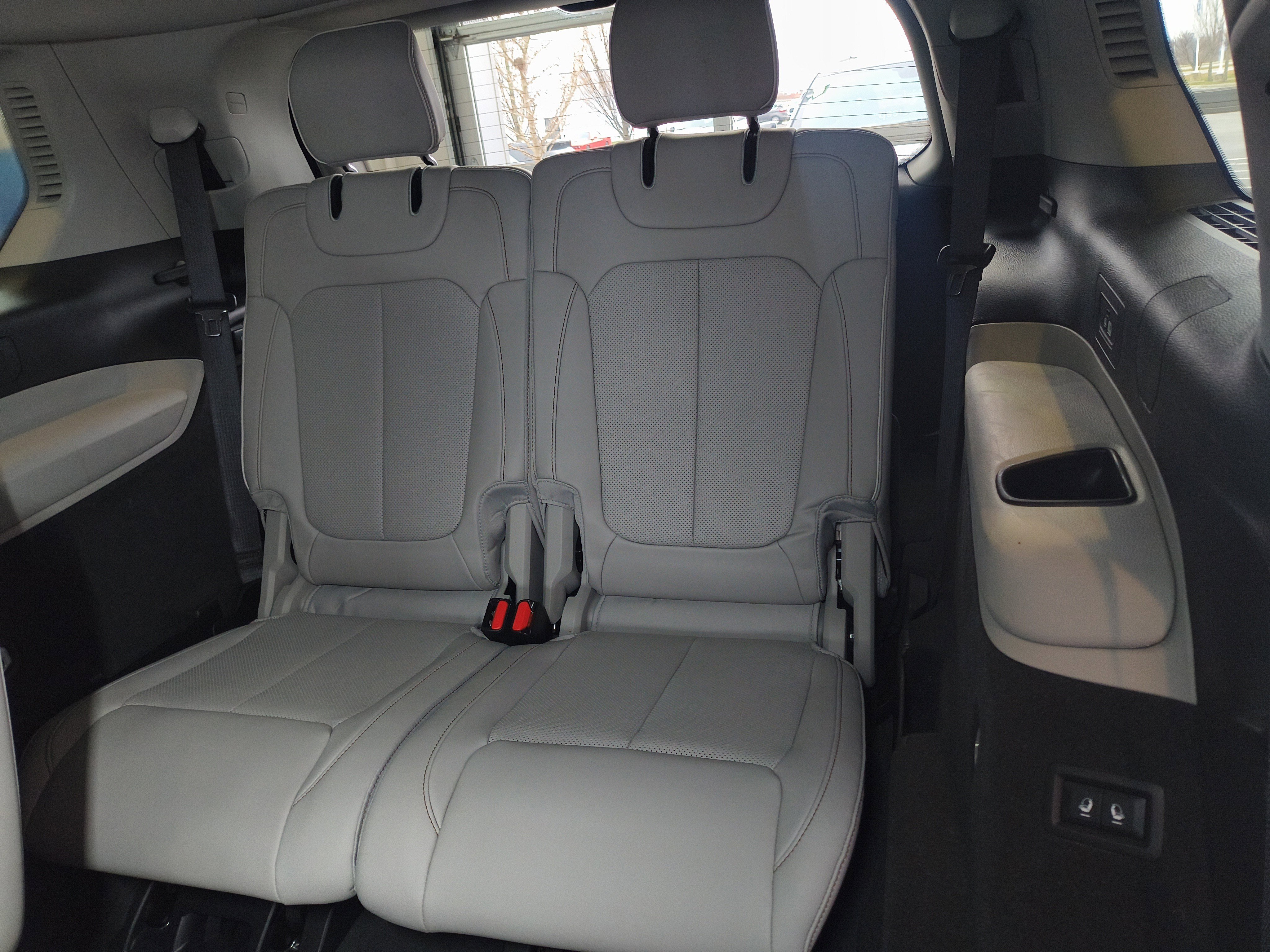 Used 2023 Jeep Grand Cherokee L Overland w/ Luxury Tech Group IV image 24