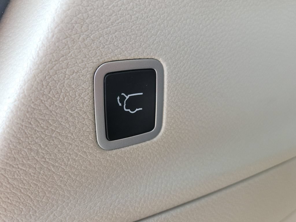 Used 2023 Chrysler Pacifica Touring-L FWD image 9